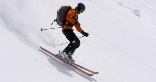 Sute de turisti schiaza la 2000 de metri altitudine, la Sinaia