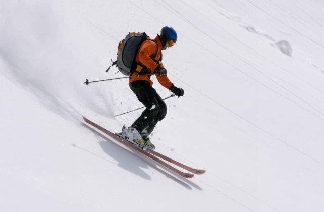 Sute de turisti schiaza la 2000 de metri altitudine, la Sinaia