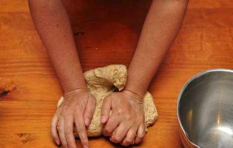 Paine de 50 de kg facuta de o brutarie, cu ocazia Zilelor Sf. Gheorghe