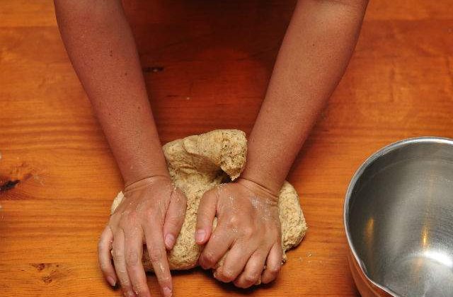 Paine de 50 de kg facuta de o brutarie, cu ocazia Zilelor Sfantu Gheorghe