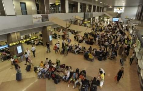 Pasagerii de pe Otopeni vor putea comanda taxiuri prin touch screen