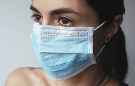 Medic: Dacă 90% din oameni ar purta mască, transmiterea virusului ar fi blocată