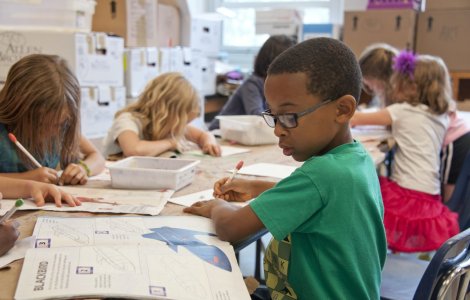 Ce soluții au găsit mai multe țări din Europa pentru a nu închide școlile în pandemie