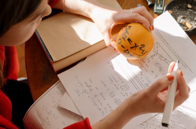 Părinții elevilor olimpici solicită lui Iohannis să nu anuleze olimpiadele școlare din acest an