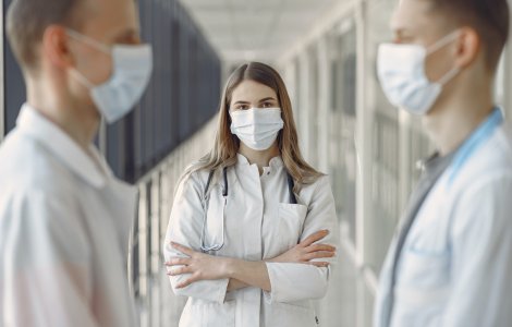 Medicii continuă să protesteze în Piața Victoriei. S-au întins pe asfalt pentru a le arăta autorităților cât de epuizați sunt