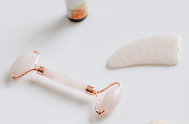 6 beneficii ale masajului facial. Dispozitivul care te ajută să ai un ten de invidiat