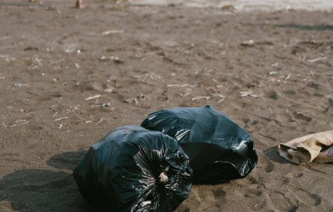 Bărbat amendat cu 30.000 de lei pentru că a aruncat gunoiul într-un loc nepermis