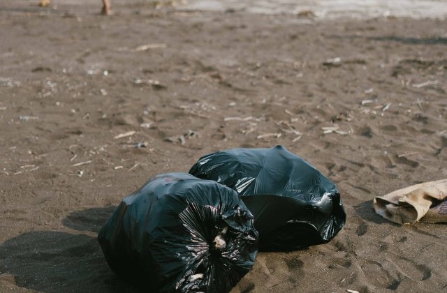 Amendă de 30.000 de lei pentru un bărbat care a aruncat gunoiul într-un loc nepermis