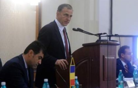 Basescu il suspecteaza pe Geoana ca "s-a vandut" Rusiei pentru sustinere la prezidentiale