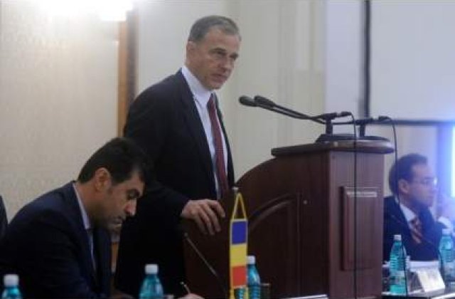 Basescu il suspecteaza pe Geoana ca "s-a vandut" Rusiei pentru sustinere la prezidentiale