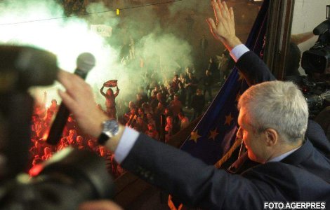 Presedintele sarb, judecat pentru ca a deschis o sampanie pe stadion