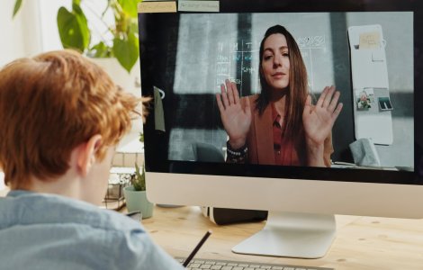 Profesorii cer bani pentru orele online din cauza radiațiilor la care se expun