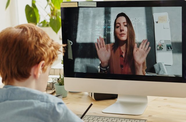 Profesorii solicită bani pentru cursurile online din cauza riscului radiațiilor la care sunt expuși