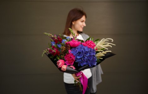 Pentru momentele speciale, există servicii de livrare flori în București