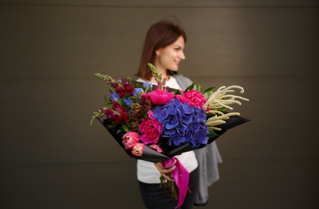 Pentru momentele speciale, există servicii de livrare flori în București