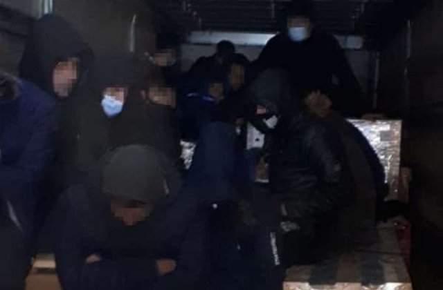 Polițiștii de Frontieră au prins 41 de cetățeni străini la un singur transport