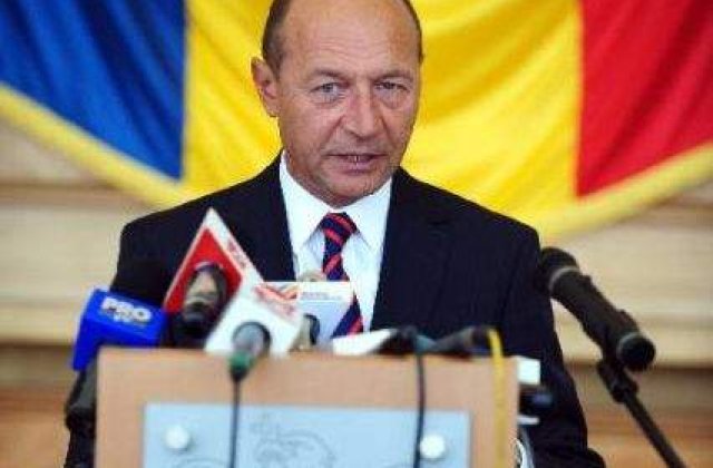 Popularii spanioli merg pe mana lui Base