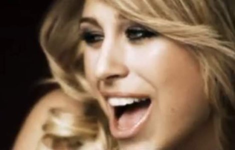  Video  O romanca, in duet cu fratele lui Michael Jackson