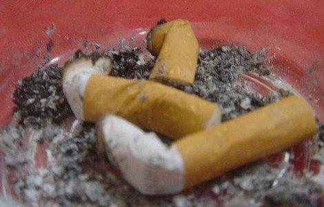 Aproape jumatate dintre romanii fumatori ar vrea sa renunte la tigari