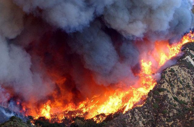 Incendiile din California s-au extins: Mii de locuinte sunt amenintate