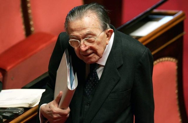 A murit fostul premier italian Giulio Andreotti