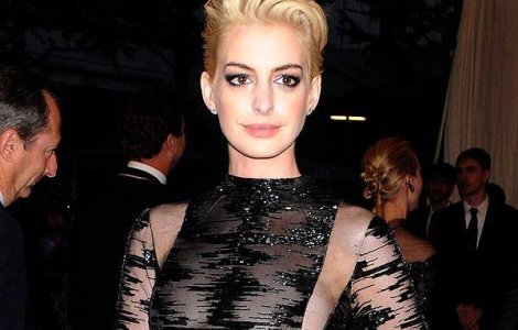 Anne Hathaway s-a facut blonda. Cum ii sta?