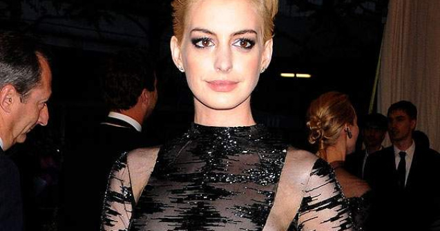 Anne Hathaway s-a facut blonda. Cum ii sta?