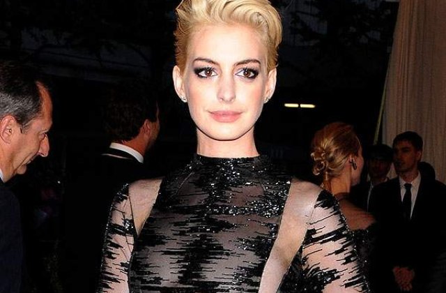 Anne Hathaway s-a facut blonda. Cum ii sta?