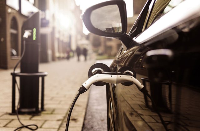 Marea Britanie a anunțat oficial că va interzice vânzarea de mașini diesel și pe benzină din 2030: "Doar unele modele hibride vor fi permise"