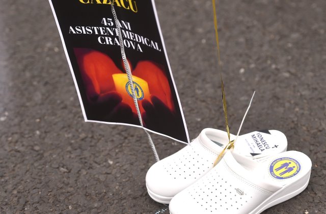 Protest în Piața Victoriei! Medicii și asistentele solicită condiţii de muncă decente