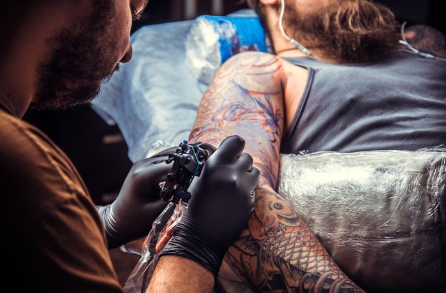 Tatuajele nedorite pot fi scoase fără a rămâne cu cicatrici. Care este procedura
