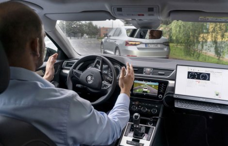 Skoda: o mașină autonomă "copiază" comportamentul uneia cu șofer uman