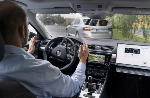 Skoda testează noi sisteme avansate: o mașină autonomă "copiază" comportamentul în trafic al unei mașini cu șofer uman