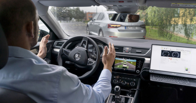Skoda: o mașină autonomă "copiază" comportamentul uneia cu șofer uman