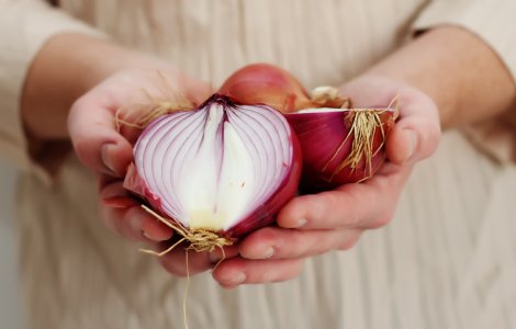 Un bărbat infectat cu noul coronavirus s-a filmat mâncând o ceapă