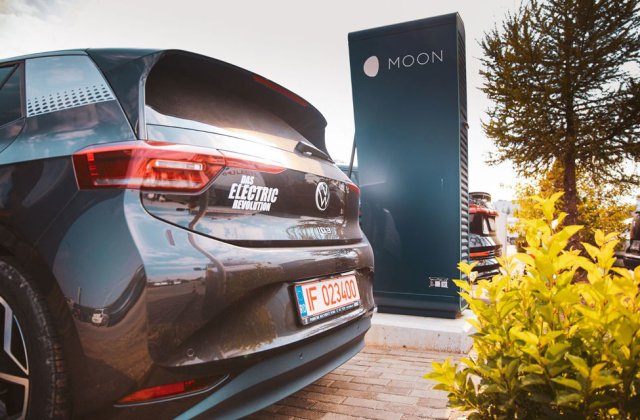 Parteneriat între Volkswagen și Renovatio pentru încărcarea mașinilor electrice: rețelele de stații e-charge și Moon devin compatibile