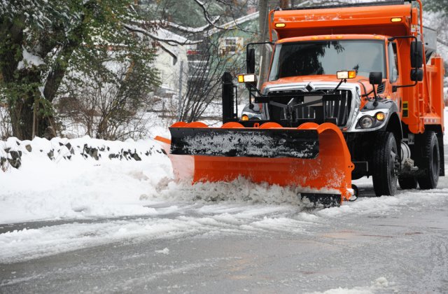 Strat de zăpadă de aproximativ 8 centimetri la Rânca. Drumarii sunt pregătiți să intervină cu șase utilaje și material antiderapant