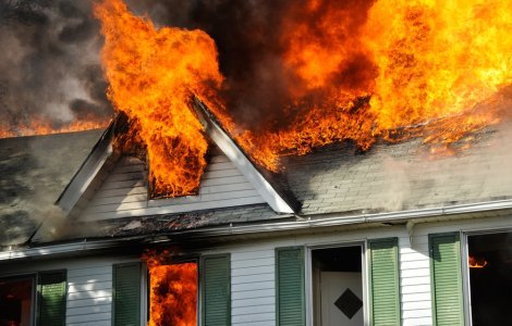 Femeie de 42 de ani, decedată în urma unui incendiu care i-a cuprins locuința