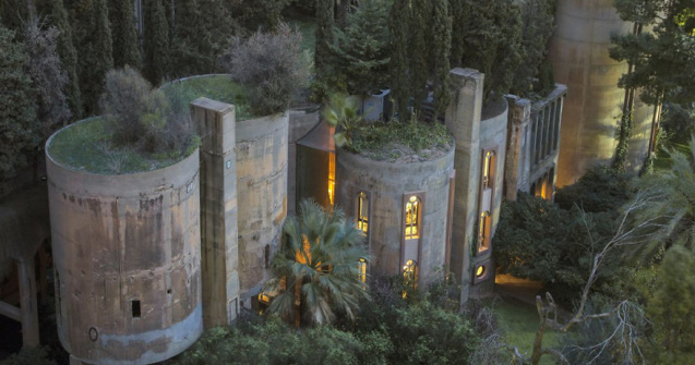 VIDEO A lucrat 45 de ani pentru a transforma o fabrică abandonată într-un castel