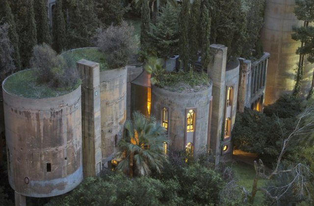 VIDEO A lucrat 45 de ani pentru a transforma o fabrică abandonată într-un castel