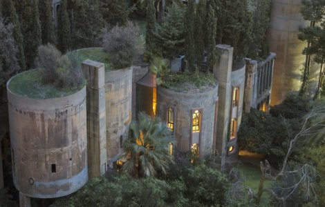 VIDEO A lucrat 45 de ani pentru a transforma o fabrică abandonată într-un castel