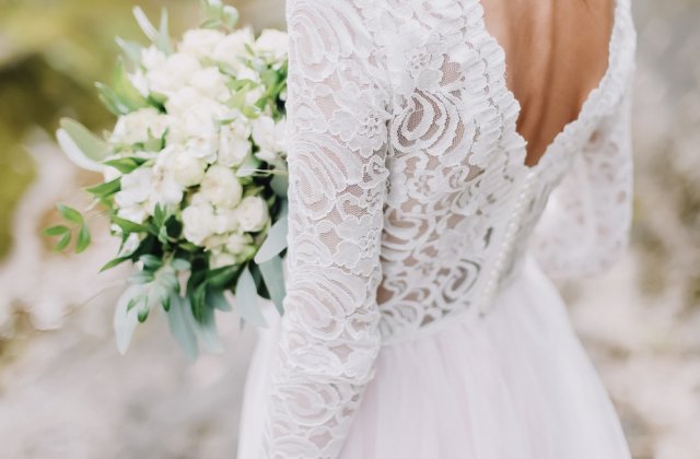 Adelina Pestrițu &icirc;și licitează rochia de mireasă pentru a ajuta la renovarea unei secții de pediatrie