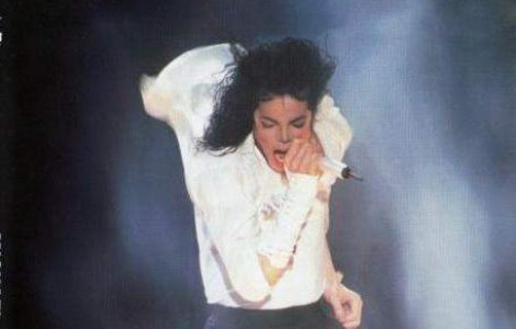 Manusa purtata de Michael Jackson la primul Moonwalk, vanduta pentru 350.000 de dolari