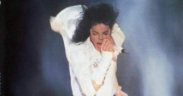 Manusa purtata de Michael Jackson la primul Moonwalk, vanduta pentru 350.000 de dolari