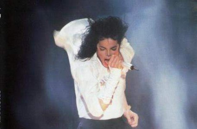 Manusa purtata de Michael Jackson la primul Moonwalk, vanduta pentru 350.000 de dolari