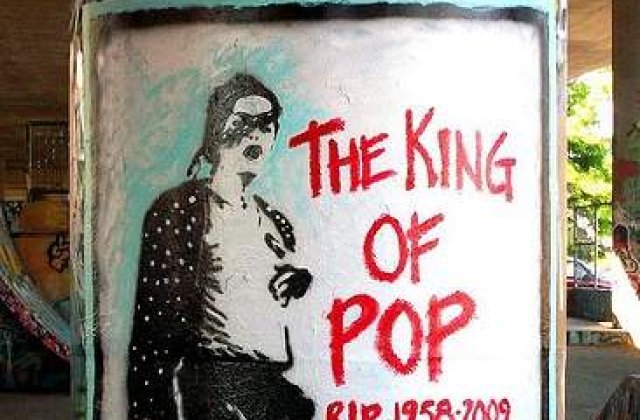 Medicul lui Michael Jackson a asteptat o ora pana cand sa cheme salvarea