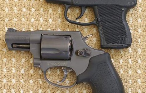 Un bebelus de 2 ani s-a impuscat in cap