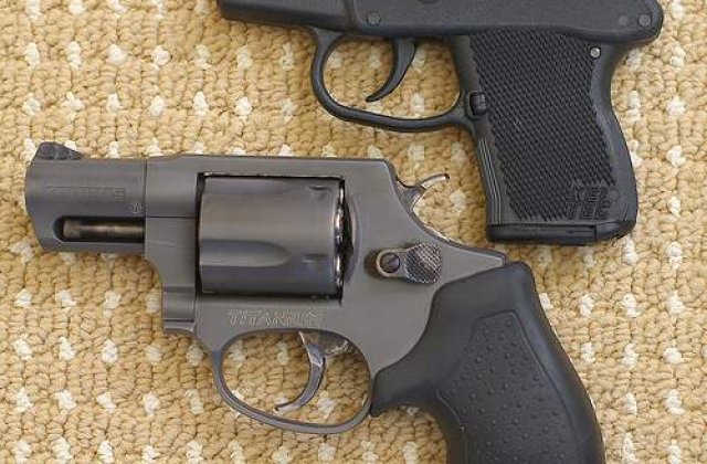 Un bebelus de 2 ani s-a impuscat in cap