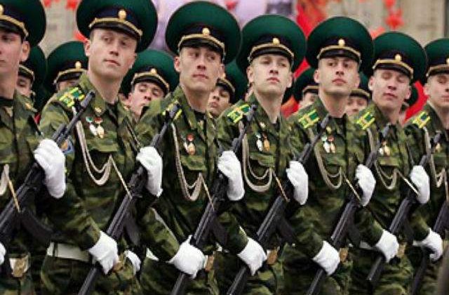 Moscova: Mii de militari defileaza in Piata Rosie pentru a sarbatori victoria din &#39;45