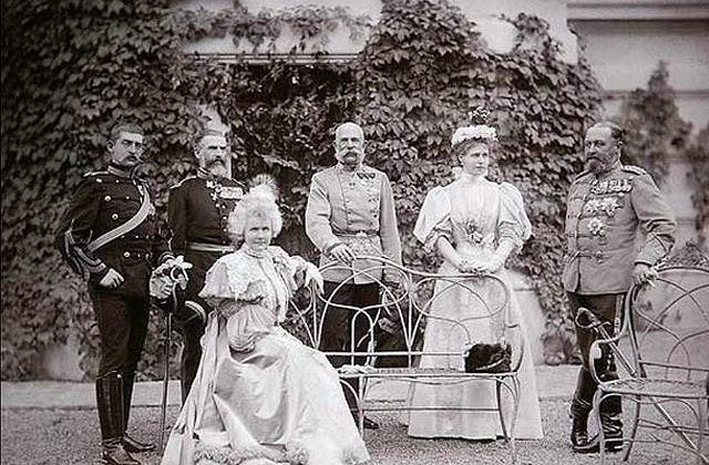 Ziua Monarhiei: Familia Regala a Romaniei in 10 fotografii de epoca